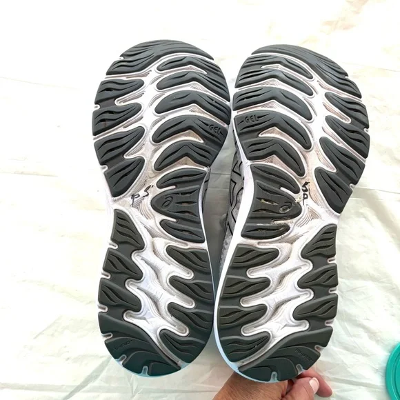 ASICS Gel Cumulus 23 White Gray Running Sneakers SZ 10.5 Worn 1X Indoors - Picture 8 of 14